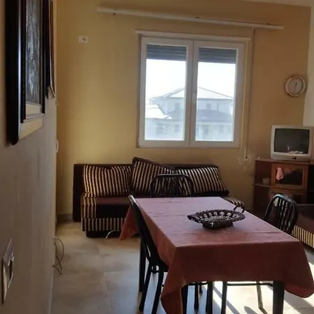 Daire Shtepi Me Qera Velipojë